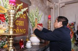 Thủ tướng dâng hương tại Di tích lịch sử Bến tàu không số Vũng Rô