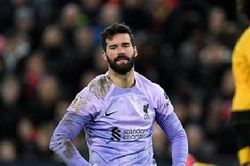 Alisson tái hiện sai lầm siêu tệ của 'Thánh' Karius
