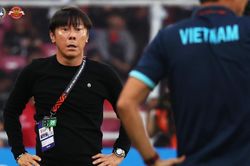 HLV Shin Tae Yong xấu xí 'tấn công' Văn Hậu trước trận bán kết lượt về