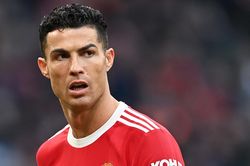 Dwight Yorke: Ronaldo không được tôn trọng ở MU