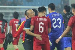 HLV Park Hang Seo bắt tay mọi người, trừ Shin Tae Yong
