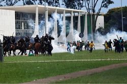Đám đông ủng hộ ông Bolsonaro phá phách Quốc hội, Tòa án tối cao Brazil