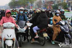 Giao thông hỗn loạn trong ngày đầu phân luồng lại ở Ngã Tư Sở