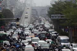 Giao thông nút giao Ngã Tư Sở: Nút giao thoáng nhưng đường tắc