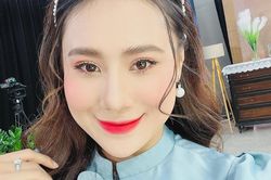 Quý tử nhà Hồ Bích Trâm được tặng vàng đeo kín tay khi vừa mới đầy tháng