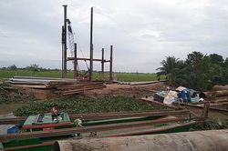 Vụ bé trai rơi xuống trụ bê tông: Mòn mỏi chờ đợi đưa thi thể bé lên
