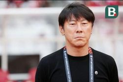 HLV Shin Tae Yong đổ lỗi cho việc không quen sân khi đá thua Việt Nam