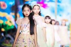 Con gái 9 tuổi của Xuân Lan thần thái sắc lạnh khi diễn thời trang