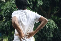 Không đứng nổi 5-7 phút để làm việc, thanh niên phải mổ cột sống