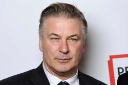 Cách chúc mừng sinh nhật vợ của Alec Baldwin bị khán giả phản ứng