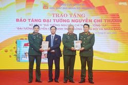 Trao hai đầu sách tặng Bảo tàng Đại tướng Nguyễn Chí Thanh