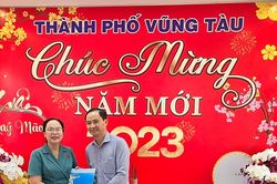 Tặng Báo Xuân Sài Gòn Giải Phóng cho cán bộ chiến sĩ hải quân