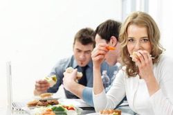 Thói quen làm giảm tuổi thọ nghiêm trọng khi ăn trưa nhiều người mắc