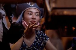 Thùy Tiên mặc đồ bộ giản dị, bán khô mực cực chuyên nghiệp