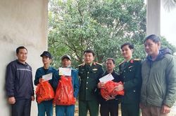 Chính trị - Xã hội An ninh - Quốc Phòng Hơn 100 suất quà được trao cho các gia đình khó khăn