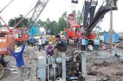 Búa rung 180kW đã đến hiện trường để nhổ trụ bê tông có bé trai gặp nạn