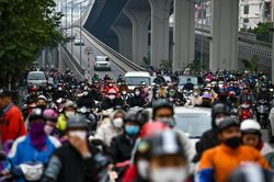 Xe cộ xếp dài hàng chờ xuống Ngã Tư Sở trong ngày thông xe vành đai 2