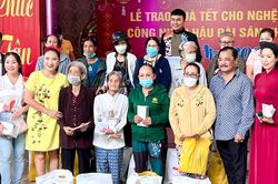 Chăm lo tết cho nghệ sĩ, công nhân hậu đài khó khăn