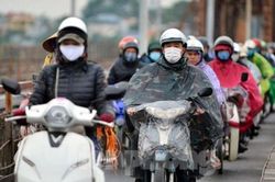 Người Hà Nội 'không mưa cũng phải mặc áo mưa' khổ sở đi làm, đi học