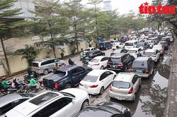Ô tô xếp hàng dài chờ đến lượt đăng kiểm ở Hà Nội