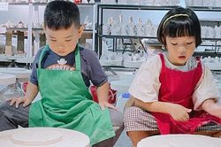 Hội bạn thân mẫu giáo trải nghiệm nặn gốm, tô tượng tại Bát Tràng