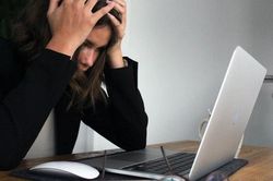 'Quên' quan hệ tình dục nhiều năm, người phụ nữ 43 tuổi bị lãnh cảm