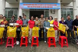 Hội Nữ doanh nhân An Giang và Quỹ Tín dụng nhân dân Mỹ Bình tặng 200 quà Tết cho người dân