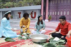 Nhộn nhịp 'Tết sum vầy, Xuân bình an' tại trường Đại học Ngoại thương