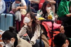 Người dân về quê ăn Tết sớm, nhà chờ sân bay Tân Sơn Nhất đông nghịt