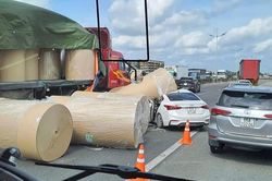 Cuộn giấy nửa tấn rơi từ xe đầu kéo đè bẹp ôtô trên cao tốc