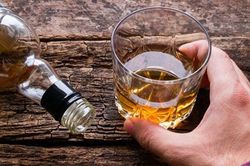 Ngày Tết, uống rượu bia như thế nào để đỡ hại sức khỏe?