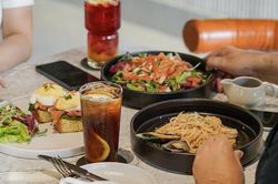 Mô hình mới của The Coffee House bán cả đồ ăn cao cấp