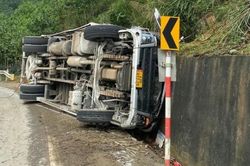 Xe tải mất lái lao vào taluy, 3 người tử vong tại chỗ