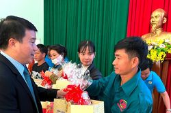 Chủ tịch Hội đồng Dân tộc của Quốc hội trao quà Tết cho công nhân lao động khó khăn tỉnh Gia Lai