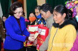 Đoàn Đại biểu Quốc hội tỉnh tặng quà Tết Nguyên đán Quý Mão 2023