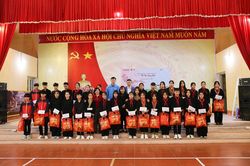 'Saigon Times – Nối vòng tay lớn' mang quà tết đến học sinh dân tộc Lạng Sơn