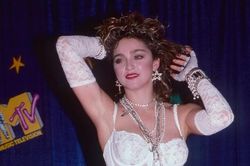 Phong cách thời trang gái hư của Madonna