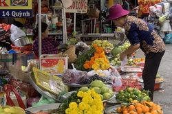 TP Hồ Chí Minh: Nhộn nhịp thị trường đồ cúng ông Công ông Táo