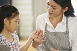 Dẫn cháu gái đi mua đồ Tết, cháu thỏ thẻ tiết lộ bí mật chua chát