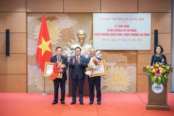 Trao tặng Huân Chương Hồ Chí Minh cho nguyên Phó Chủ tịch Quốc hội Uông Chu Lưu và Huỳnh Ngọc Sơn