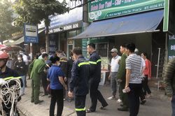 Giải cứu thành công cháu bé bị kẹt giữa 2 nhà xây