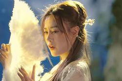 Phương Oanh bất ngờ tung MV cổ trang, vừa múa vừa hát