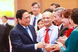 Thủ tướng Phạm Minh Chính gặp gỡ đoàn kiều bào tiêu biểu về tham dự chương trình 'Xuân quê hương'
