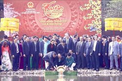 Chủ tịch nước thả cá chép tiễn ông Công, ông Táo tại Hồ sen trong Hoàng thành Thăng Long