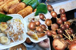 Hà Nội lành lạnh dịp cuối năm, ngon thơm nức mũi những món ăn vặt lề đường