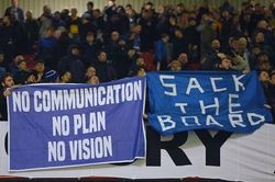 Bị đe dọa tính mạng, ban giám đốc Everton phải 'bỏ trốn'