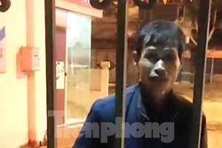 Khởi tố 'ma men' đu bám, đạp cổng trụ sở công an