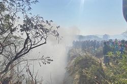 Hiện trường vụ rơi máy bay ở Nepal khiến hàng chục người thiệt mạng