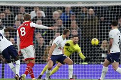 Kết quả bóng đá Tottenham 0-2 Arsenal: Pháo thủ bỏ xa Man City