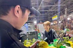 Dưa kim cô nương thư pháp, bưởi thỏi vàng, hồ lô độc lạ 'đổ bộ' Hà Nội